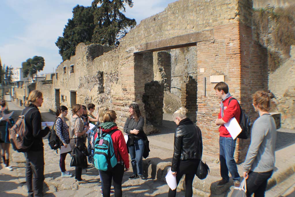II.6 Herculaneum. March 2019. Entrance doorway to bar room. Looking south along west side of Cardo III.
Foto Annette Haug, ERC Grant 681269 DÉCOR.